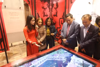Phó Bí thư Thành ủy Hà Nội Nguyễn Văn Phong cùng các đại biểu tham quan triển lãm.