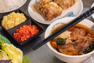 Bún chả Hà Nội - một món ăn dân dã nhưng lại làm mê hoặc nhiều khách du lịch.