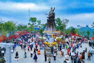 Hàng ngàn người đến với Lễ hội Gióng đền Sóc trong những ngày xuân mới.