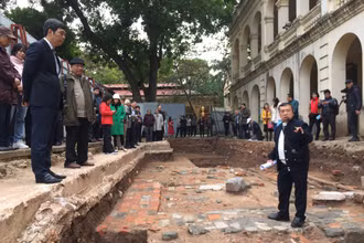 Các nhà khoa học trao đổi về khảo cổ Hoàng thành Thăng Long năm 2023.