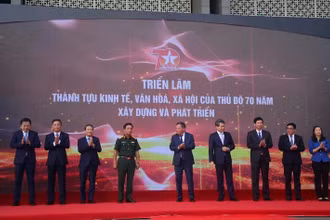Các đại biểu khai mạc triển lãm.