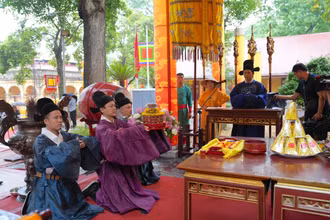 Tái hiện nghi thức dâng lễ lên các vị tiên đế trong dịp Tết Đoan Ngọ.