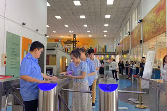 Khách du lịch quét mã QR để vào tham quan Hoàng thành Thăng Long.