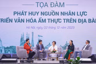 Các đại biểu trao đổi về các giải pháp khai thác ẩm thực để phát triển công nghiệp văn hoá.