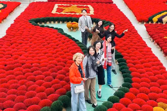 Khách du lịch hào hứng tham gia trải nghiệm tại làng tăm hương Quảng Phú Cầu.