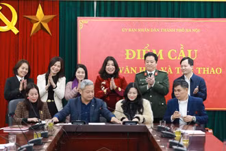 Đại diện các cơ quan, đơn vị trên địa bàn thành phố ký cam kết thực hiện Bộ tiêu chí về xây dựng môi trường văn hóa trong lễ hội truyền thống. 