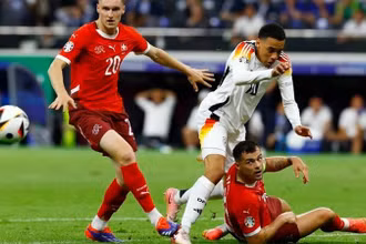 Hòa 1-1 trước Thụy Sĩ, nhưng Đức (áo trắng) được dự đoán sẽ vượt qua Đan Mạch ở vòng 16 đội.