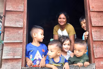 Phụ nữ và trẻ em bản Lòm, xã Trọng Hóa, huyện Minh Hóa, tỉnh Quảng Bình háo hức sắp được xem phim màn ảnh rộng.