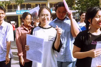 Thí sinh Đà Nẵng dự thi tại điểm Trường THPT Trần Phú - TP Đà Nẵng. (Ảnh NGỌC ĐÀO)