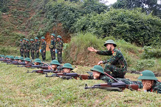 Chiến sĩ mới Tiểu đoàn 9, Trung đoàn 98, Sư đoàn 316 (Quân khu 2) luyện tập bắn súng tiểu liên AK bài 1.