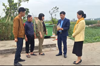 Cán bộ và người dân xã Đại Hà, huyện Kiến Thụy, thành phố Hải Phòng trao đổi kinh nghiệm xử lý rác thải.