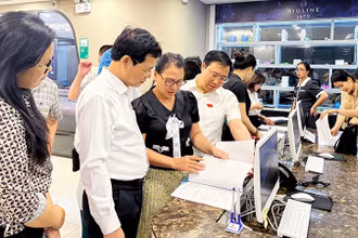 Thường trực Hội đồng nhân dân thành phố Hà Nội giám sát việc thực hiện kỷ cương hành chính tại quận Cầu Giấy.