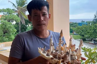 Phó Chủ tịch UBND xã Song Tử Tây Cao Văn Giáp với món đồ thủ công mỹ nghệ vừa được chế tác.