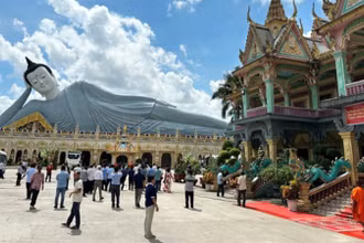 Chùa Phật giáo Nam Tông Khmer ở Sóc Trăng được trang hoàng đón lễ Sen Đôn-ta.
