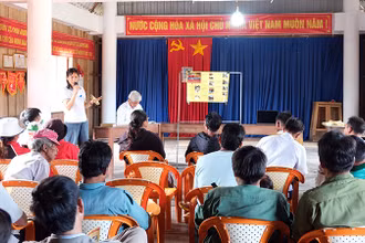 Cán bộ Viện Vật lý địa cầu hướng dẫn kỹ năng ứng phó động đất cho người dân huyện Kon Plông, tỉnh Kon Tum. (Ảnh Viện Vật lý địa cầu)