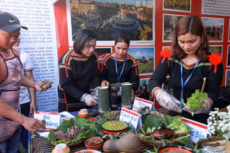 Giới thiệu ẩm thực truyền thống của đồng bào Giẻ Triêng, tỉnh Kon Tum đến du khách. (Ảnh BTC)