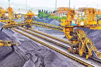 Dây chuyền thiết bị bốc xúc than hiện đại của Công ty Tuyển than Cửa Ông. (Ảnh MINH NGHĨA)