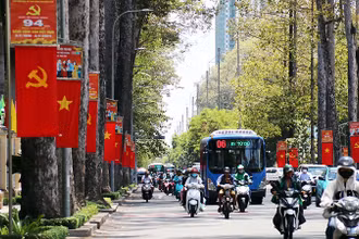 Đường Hồng Bàng, Quận 5, Thành phố Hồ Chí Minh được trang hoàng cờ hoa. (Ảnh THẾ ANH)