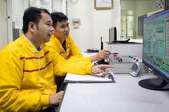 Cán bộ Trung tâm Chiếu xạ Hà Nội vận hành máy gia tốc sản xuất dược chất phóng xạ. (Ảnh SƠN TÙNG)