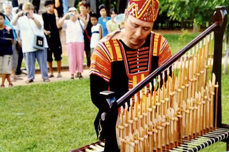 Nghệ sĩ Nhân dân Đồng Văn Minh biểu diễn đàn tre lắc tại Bảo tàng Dân tộc học Việt Nam. (Ảnh nhân vật cung cấp)
