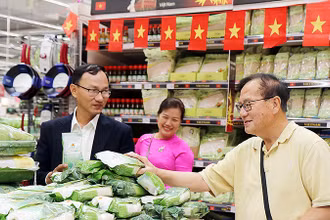 Gạo “Cơm ViệtNam Rice” lên kệ chuỗi siêu thị của tập đoàn phân phối bán lẻ hàng đầu nước Pháp E.Leclerc và hệ thống phân phối Carrefour. (Ảnh Tập đoàn Lộc Trời)