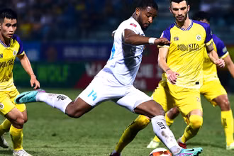 Đội Thép Xanh Nam Định (áo trắng) thắng đội chủ nhà Hà Nội FC với tỷ số 2-1. (Ảnh TRẦN HẢI)