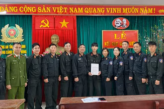 Lễ kết nạp đảng viên của Chi bộ Đội Tham mưu huấn luyện, Đảng bộ Phòng Cảnh sát cơ động, Công an tỉnh Ninh Bình.
