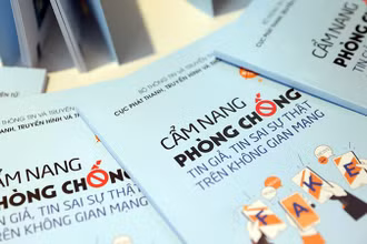 “Cẩm nang phòng chống tin giả, tin sai sự thật trên không gian mạng” được phát hành theo hình thức sách in, sách điện tử. (Ảnh ANH VĂN)