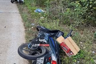 Phương tiện và nạn nhân được phát hiện bên lề đường.