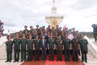 Hai Bộ trưởng Quốc phòng chụp ảnh lưu niệm cùng các thành viên trong đoàn.
