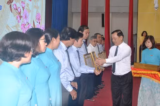 Đồng chí Nguyễn Văn Vĩnh, Phó Bí thư Tỉnh ủy, Chủ tịch Ủy ban nhân dân tỉnh Tiền Giang trao Bằng khen cho các cá nhân.