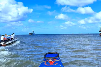 Bí thư Tỉnh ủy Cà Mau khảo sát luồng tuyến bị bồi lắng ở cửa biển Cái Đôi Vàm vào sáng 15/11.