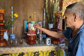 Ông Nguyễn Văn Há bên bàn thờ con trai tử vong do ngộ độc rượu.
