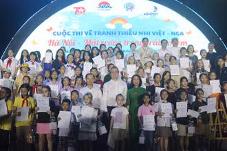 Các vị đại biểu, Ban tổ chức, Ban giám khảo chụp ảnh lưu niệm cùng các em học sinh - thí sinh tham dự cuộc thi.