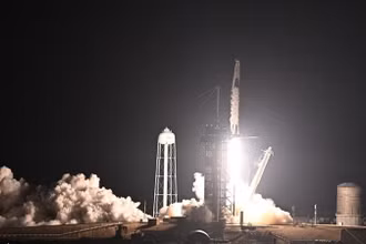 Tên lửa đẩy Falcon 9 của SpaceX mang theo tàu vũ trụ Dragon rời bệ phóng tại trung tâm vũ trụ Kennedy ở mũi Canaveral, bang Florida (Mỹ) ngày 2/3/2023. (Ảnh: AFP/TTXVN)