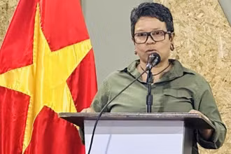 Bà Érika Farías Peña, Chủ tịch Mặt trận Francisco Miranda phát biểu tại buổi lễ. (Ảnh: Đại sứ quán cung cấp/TTXVN)