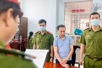 Công an thành phố Long Xuyên đọc lệnh bắt giữ Tú.