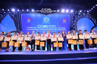Chủ tịch nước Võ Văn Thưởng và đại diện các bộ, ban, ngành, đoàn thể trao phần thưởng tuyên dương các “Dũng sĩ Nghìn việc tốt” tiêu biểu tại buổi lễ.