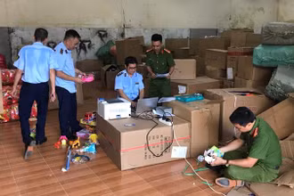 Lực lượng chức năng kiểm tra hàng hóa tại kho chứa hàng của hộ kinh doanh vi phạm.
