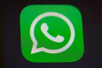 Biểu tượng WhatsApp trên một màn hình điện thoại. (Ảnh: TTXVN)