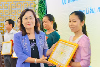 Phó Bí thư Thường trực Tỉnh ủy Bạc Liêu Lê Thị Ái Nam trao thưởng giáo viên xuất sắc.