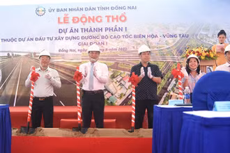 Thực hiện nghi thức động thổ xây dựng dự án thành phần 1 thuộc dự án đầu tư xây dựng đường bộ cao tốc Biên Hòa-Vũng Tàu giai đoạn 1.