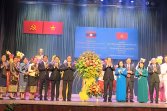 Các đồng chí lãnh đạo Thành phố Hồ Chí Minh và Lào tặng hoa chúc mừng các nghệ sĩ biểu diễn tại Lễ kỷ niệm.