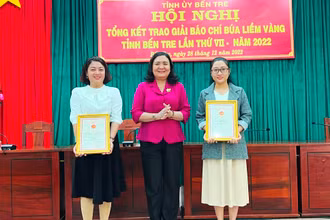 Phó Bí thư Thường trực Tỉnh ủy Hồ Thị Hoàng Yến trao giải Nhất giải báo chí Búa liềm vàng lần thứ VII, năm 2022 cho các tác giả đạt giải.