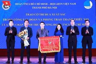 Bí thư Trung ương Đoàn Thanh niên Cộng sản Hồ Chí Minh, Chủ tịch Hội Sinh viên Việt Nam Nguyễn Minh Triết (thứ 3 từ trái sang) trao Cờ thi đua xuất sắc tặng các đồng chí đại diện Thành đoàn Hà Nội.