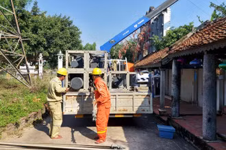 Thi công cột tạm KEMA để chuẩn bị phục vụ thi công cột vị trí số 1 cạnh Trạm biến áp 220kV Bắc Giang.