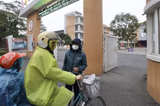 [Ảnh] Nhiệt độ dưới 10 độ C, học sinh mầm non, tiểu học ở Hà Nội được nghỉ học