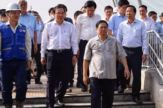 Thủ tướng Phạm Minh Chính thị sát thực tế tại nhà ga Ba Son sáng 27/7.
