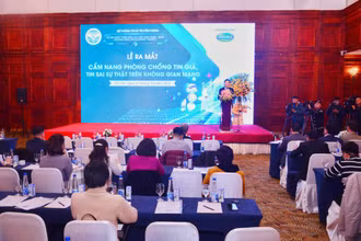 Ra mắt "Cẩm nang phòng chống tin giả, tin sai sự thật trên không gian mạng" được tổ chức chiều 27/12 tại Hà Nội.