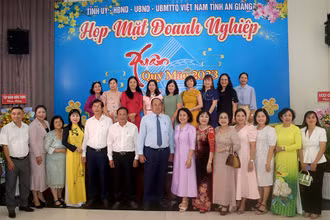 Lãnh đạo tỉnh An Giang chụp ảnh lưu niệm cùng doanh nghiệp.